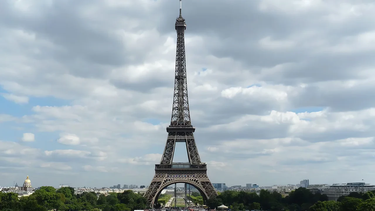 La Torre eiffel de un escalón al cielo